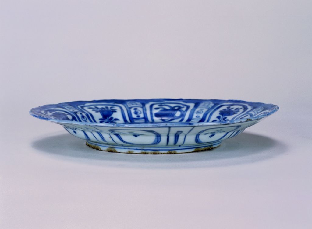 图片[1]-Blue-and-white flower-and-bird pattern plate-China Archive